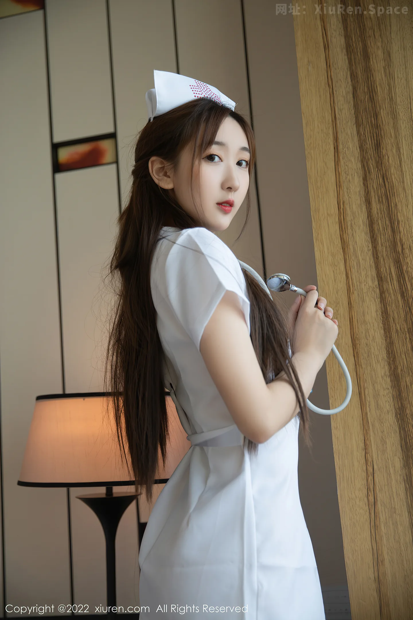 图片[2]-[XiuRen秀人网] VOL.5375 模特江真真性感白色护士服饰配超薄开档无内肉丝惹火诱惑写真71P-秀人网官方网站